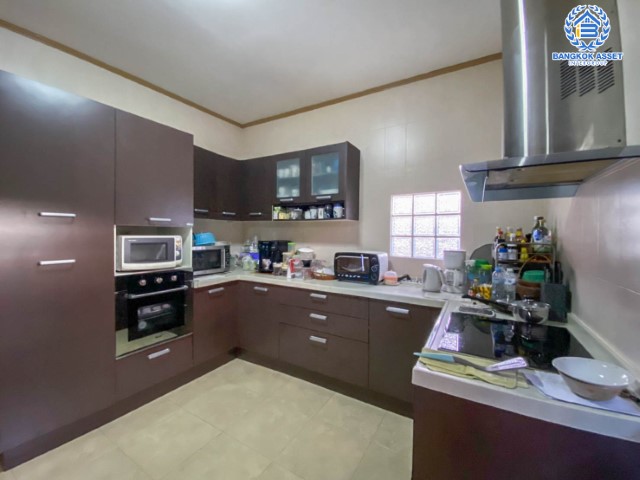 *****บ้านเดี่ยวมือสอง ! ม.ปรีชา พหลโยธิน87 เนื้อที่กว้างถึง 80.6 ตร.ว บ้านสวย สภาพดี พร้อมอยู่ เน้นความเป็นส่วนตัว รองรับทุกครอบครัวด้วยฟังก์ชั่น 3 ห้องนอน 3 ห้องน้ำ 2 ที่จอดรถ พิเศษสุดๆ โอนในปี 2564 นี้ รับทันทีทองคำแท่ง 10 บาท !! การเดินทางสะดวกสบายเข้าออกได้หลายเส้นทาง ใกล้รถไฟฟ้าสาย สีแดงเข้ม "สถานีหลักหก"